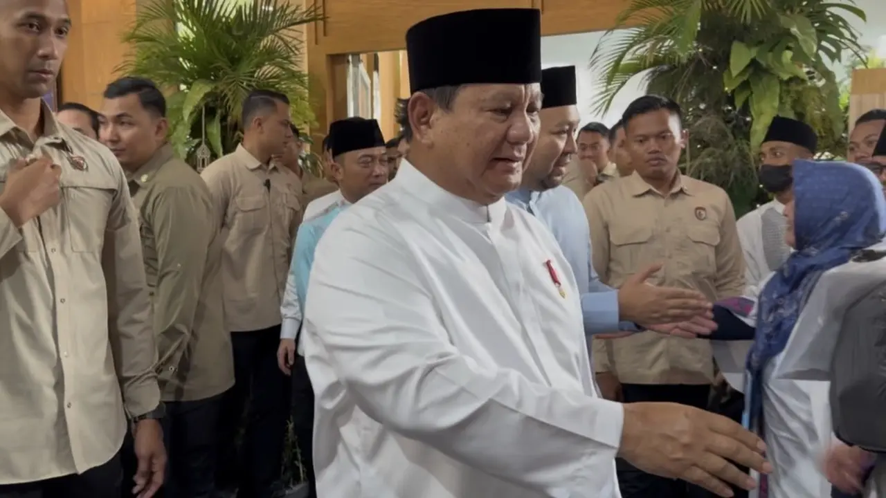 Presiden Prabowo Subianto menyapa masyarakat yang menghadiri open house di Istana Kepresidenan Jakarta.