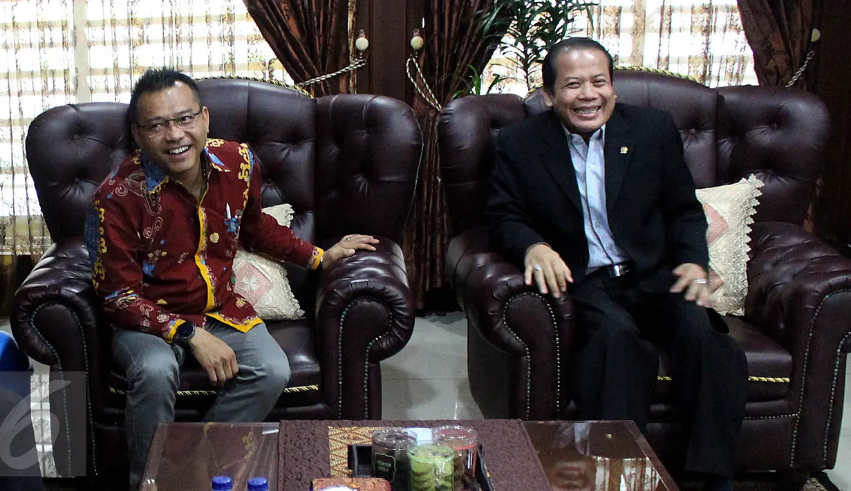 Wakil ketua DPR Taufik Kurniawan (kanan) dan Anang Hermansyah saat melakukan pertemuan di Kompleks MPR/DPR, Jakarta,  (18/1). Mereka meminta DPR menyusun aturan ketat soal perlindungan hak cipta sehingga artis tidak dirugikan. (Liputan6.com/Johan Tallo)
