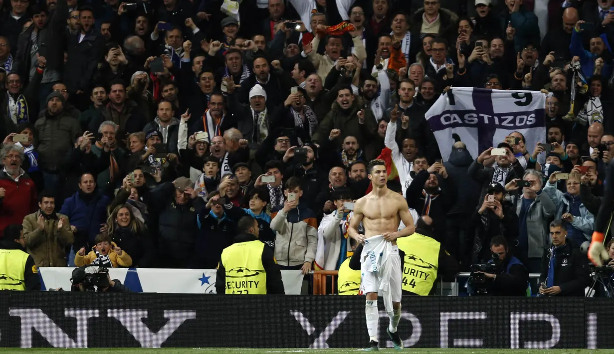 Striker Real Madrid, Cristiano Ronaldo, melakukan selebrasi pamer otot usai mencetak gol ke gawang Juventus pada laga Liga Champions di Stadion Santiago Bernabeu, Rabu (11/4/2018). Real Madrid takluk 1-3 dari Juventus. (AP/Francisco Seco)