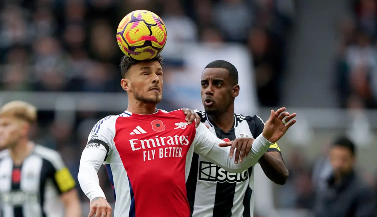 Bermain di kandang lawan, Tim Meriam London mendapat perlawanan sengit tuan rumah sejak bola digulirkan. Ketika pertandingan baru berjalan 12 menit, gawang Arsenal sudah dibobol Newcastle United melalui tandukan Alexander Isak. (Owen Humphreys/PA via AP)