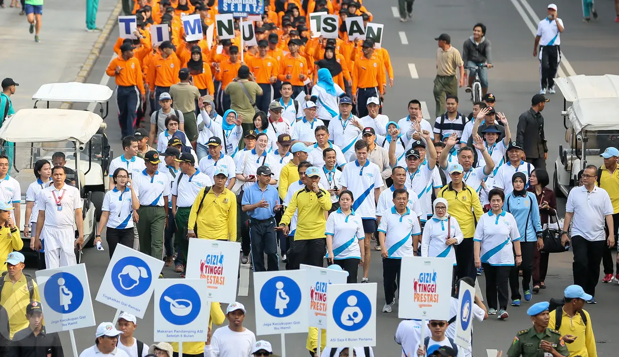 Wakil Presiden Jusuf Kalla berada diantara kerumunan para peserta jalan sehat memperingati puncak Hari Kesehatan Nasional Ke-51 di Silang Monas, Jakarta, Minggu (6/12/2015). Acara tersebut dihadir sebanyak 2000 peserta. (Liputan6.com/Faizal Fanani)