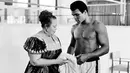 Muhammad Ali bersama ibunya, Odessa Grady Clay, saat berlatih jelang melawan George Foreman di Kinshasa, Zaire, dalam laga bertajuk Rumble in the Jungle. (27/10/1974). (AFP)