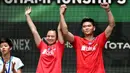 Ekspresi pasangan Indonesia Praveen Jordan/Melati Daeva Oktavianti usai mengalahkan pasangan Thailand Dechapol Puavaranukroh/Sapsiree Taerattanachai pada laga final ganda campuran All England 2020 di Birmingham, Inggris, Minggu (15/3/2020). Indonesia menang 21-15, 17-21, 21-8. (AP Photo/Rui Vieira)