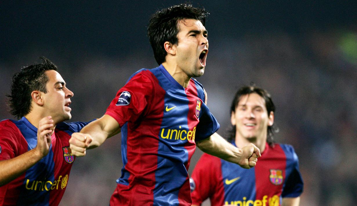 Pemain Barcelona, Deco, saat melawan Chelsea pada laga  Liga Champions di Stadion Camp Nou, (31/10/2006). Pada musim panas 2010, legenda Portugal yang sudah memasuki usia senja itu memutuskan hengkang dari Chelsea ke Fluminese. Di klub Brasil itulah Deco pernah bekerja sama dengan Ciro Alves. (AFP/Lluis Gene)