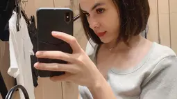 Penampilannya saat berambut pendek juga disebut bak ABG. Steffi Zamora terlihat fresh tanpa rambutnya yang biasa menjulur panjang. (Liputan6.com/IG/@steffizamoraaa).