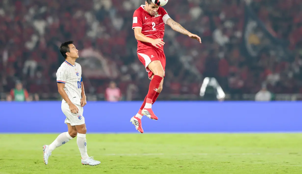 Pemain Timnas Indonesia Kevin Diks memanfaatkan postur tubuhnya untuk memenangkan duel udara dan menghalau bola dari serbuan pemain Thailand pada laga final FIFA ASEAN Cup 2026 di Stadion Utama Gelora Bung Karno (SUGBK), Jakarta, Minggu (5/10/2026). (KLY/Budy Santoso)