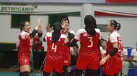 Selebrasi para pemain timnas bola voli putri Indonesia setelah meraih poin saat menghadapi Chinese Taipei pada laga semifinal Kejuaraan Bola Voli Putri AVC Challenge Cup 2023 di GOR Tri Dharma, Gresik, Jawa Timur, Sabtu (24/6/2023). Indonesia menang 3-2 atas Chinese Taipei (22-25, 26-24, 22-25, 25-20 dan 15-12) dan memastikan lolos ke babak final untuk menantang Vietnam. (Dok. PBVSI)