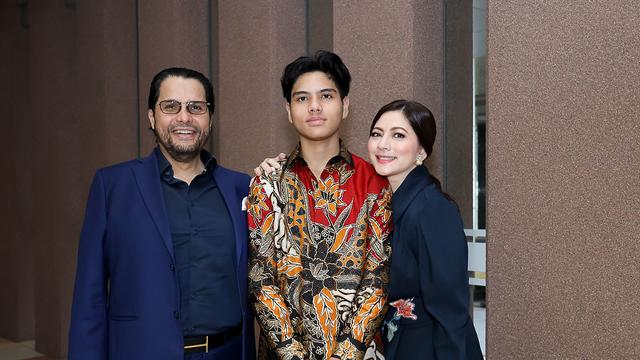 Tampil Kompak, Ini 7 Momen Wisuda SMA Putra Cut Keke dan Malik Bawazier