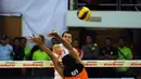 Pevoli putra Jakarta Pertamina Energy, Paul Richard Sanderson melakukan smesh saat laga melawan Jakarta BNI 46 di Pertamina Proliga 2015, Dome Sport Balikpapan, (7/2/2015). Jakarta Pertamina Energy unggul 3 set langsung. (Liputan6.com/Helmi Fithriansyah)
