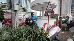Balon Gubernur DKI Jakarta Sandiaga Uno bersama relawan bersihkan sampah saat Car Free Day dikawasan Bunderan HI, Jakarta, (27/3/2016). Dengan Kenakan kaos biru, Sandiaga Uno punguti sampah disepanjang kawasan Bunderan HI. (Liputan6.com/Faizal Fanani)