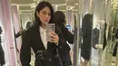 <p>Long Blazer hadirkan pernyataan memikat untuk tampilan menjanjikan dengan aksen belt yang sempurna. [Foto: Instagram/ Dian Sastrowardoyo]</p>