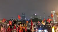 Pesta Suporter Vietnam usai timnya mengalahkan Thailand pada partai final cabor sepak bola SEA Games 2021. (Muhammad Adiyaksa/Bola.com)
