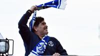Legenda Argentina, Diego Maradona setibanya di stadion di Brest, Senin (16/7). Diego Maradona mengunjungi Belarus untuk pertama kalinya setelah menjadi presiden klub sepak bola, Dinamo Brest. (AFP PHOTO / Sergei GAPON)