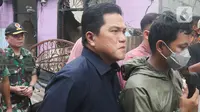 Menteri BUMN Erick Thohir meninjau lokasi kebakaran Depo Pertamina Plumpang, Jakarta Utara, Sabtu (4/3/2023). Erick Thohir memastikan kalau investigasi bakal berjalan secara optimal. (Liputan6.com/Herman Zakharia)