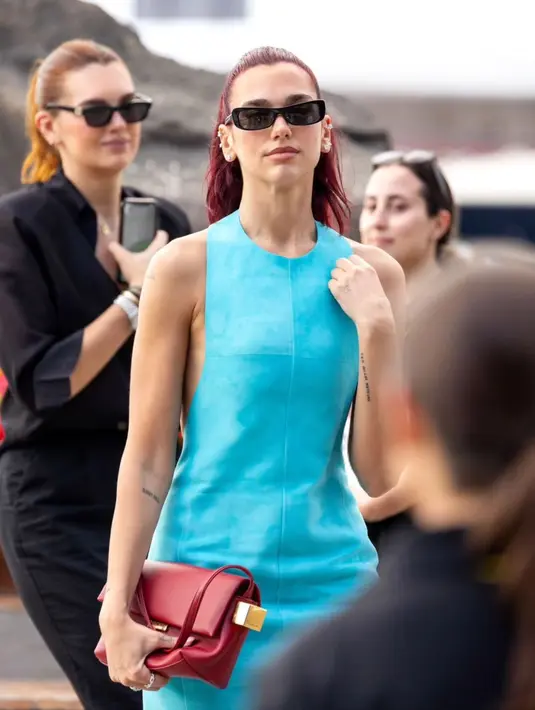 Dua Lipa turut menghadiri gelaran show Jacquemus "La Casa" di Capri. [Foto: Instagram/dlipaturkiye]