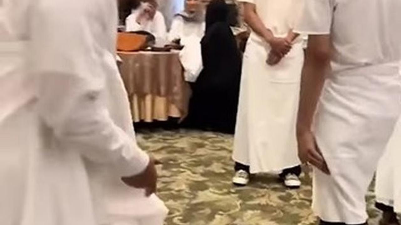 Pakai Baju Ihram, Potret Personel Sheila On 7 Umrah Bareng Sakti - Banjir Pujian Netizen
