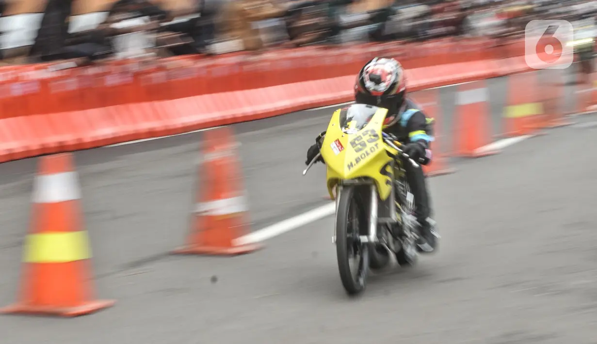 Pebalap memacu sepeda motor saat mengikuti Street Race Polda Metro Jaya di Kawasan Ancol, Jakarta Utara, Minggu (16/1/2022). Acara ini diselenggarakan oleh Polda Metro Jaya guna memfasilitasi para pebalap agar tidak melakukan balapan liar. (merdeka.com/Iqbal S. Nugroho)