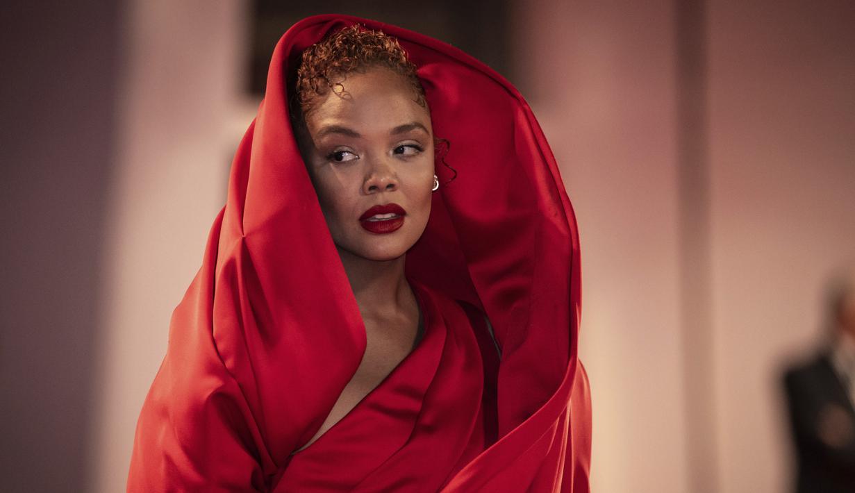 Tessa Thompson berpose untuk fotografer setibanya di pemutaran perdana film 'Bardo' selama Venice Film Festival ke-79 di Venesia, Italia, Kamis (1/9/2022). Tessa Thompson menjaga kecantikannya tetap terlihat minimal, kecuali bibir merah, yang merupakan sentuhan akhir yang sempurna. (Vianney Le Caer/Invision/AP)