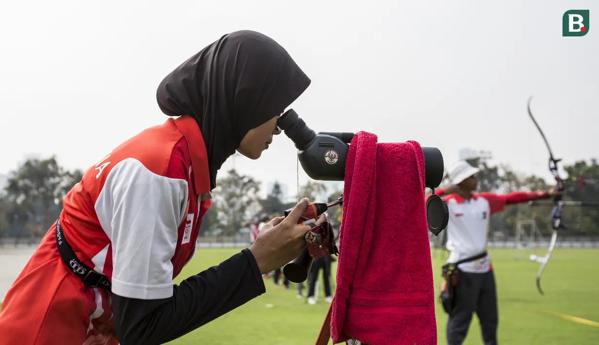 Pepanah Indonesia, Diananda Choirunisa, saat pemusatan latihan jelang Asian Games XVIII di Lapangan Panahan Senayan, Jakarta, Rabu (6/6/2018). Cabang panahan menargetkan satu medali emas pada Asian Games. (Bola.com/Vitalis Yogi Trisna)