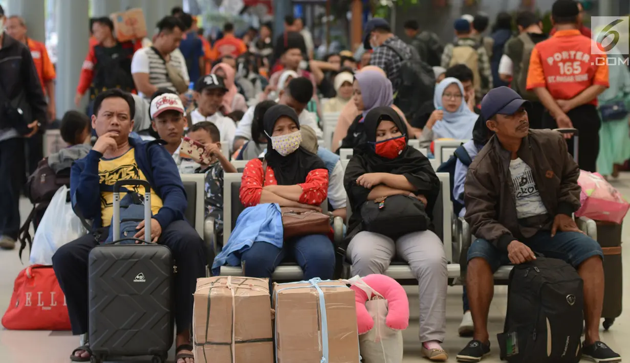 Calon penumpang menunggu pemberangkatan di Stasiun Pasar Senen, Jakarta, Rabu (29/5/2019). H-7 Lebaran, Stasiun Pasar Senen mulai dipadati penumpang yang ingin mudik ke kampung halaman masing-masing. (merdeka.com/Imam Buhori)