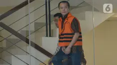 Mantan Presiden Direktur PT Lippo Cikarang, Bartholomeus Toto menaiki tangga menuju ruang pemeriksaan di Gedung KPK, Jakarta, Jumat (17/1/2020). Toto diperiksa sebagai tersangka kasus suap perizinan proyek pembangunan Meikarta di Kabupaten Bekasi, Jawa Barat. (merdeka.com/Dwi Narwoko)