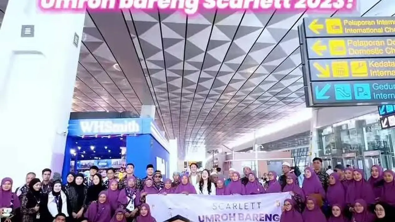 Felicya Angelista dan Caesar Hito memberikan umrah kepada beberapa artis dan jemaah lainnya