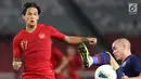 Pemain Timnas Indonesia, Irfan Bachdim berebut bola dengan pemain Thailand pada laga Grup G Penyisihan Kualifikasi Piala Dunia 2022 zona Asia di Stadion Utama Gelora Bung Karno, Jakarta, Selasa (10/9/2019). Babak pertama kedua tim bermain imbang 0-0. (Liputan6.com/Helmi Fithriansyah)