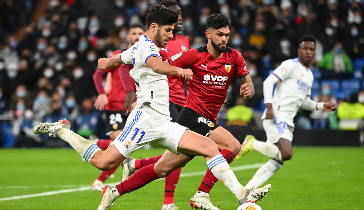 Real Madrid memiliki peluang matang di menit ke-30. Sepakan Marco Asensio dari sisi kanan kotak penalti masih dapat ditepis kiper Valencia Jasper Cillessen. (AFP/Gabriel Bouys)