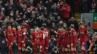 Skuat muda Liverpool merayakan gol tunggal kemenangan atas Shrewsbury Town di laga ulangan babak keempat Piala FA yang digelar di Anfield, Rabu (5/2/2020) dini hari WIB. Liverpool menang 1-0 dalam laga ini dan melangkah ke perempat final. (Paul Ellis/AFP)