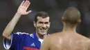 Zinedine Zidane. Peraih trofi Euro 2000 bersama Timnas Prancis ini juga dinobatkan sebagai pemain terbaik di akhir turnamen. Nyatanya itu tak cukup. Ia hanya menempati posisi kedua, kalah bersaing dengan Luis Figo yang saat itu memperkuat Real Madrid tanpa satu gelar pun. (AFP/Patrick Hertzog)
