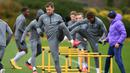 Bek Tottenham Hotspur, Jan Vertonghen (tengah) dan rekan satu timnya melakukan pemanasan selama sesi latihan Pusat Pelatihan Enfield Tottenham Hotspur, di London utara (18/2/2020). Tottenham akan melawan RB Leipzig pada leg pertama babak 16 besar Liga Champions. (AFP Photo/Justin Tallis)
