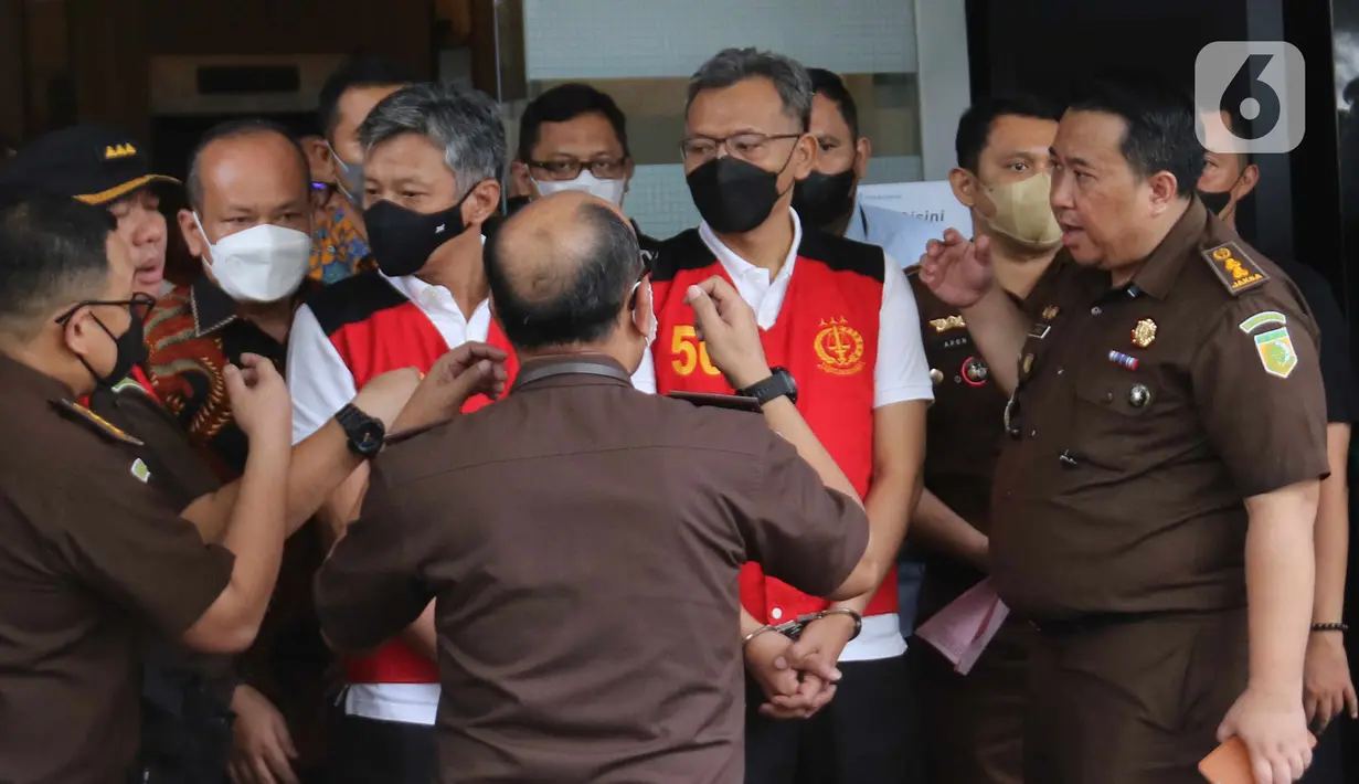 Dua tersangka kasus obstruction of justice pembunuhan berencana Brigadir J, Hendra Kurniawan dan Agus Nurpatria ditunjukkan petugas saat proses pelimpahan berkas perkara tahap dua kasus di Gedung Kejaksaan Agung, Jakarta, Rabu (5/10/2022). Penyidik Bareskrim Polri menyerahkan 11 tersangka dan barang bukti kepada Kejaksaan Agung dalam pelimpahan tahap dua terkait kasus pembunuhan berencana Brigadir J dan obstruction of justice yang salah satunya menjerat mantan Kadiv Propam Ferdy Sambo. (Liputan6.com/Herman Zakharia)