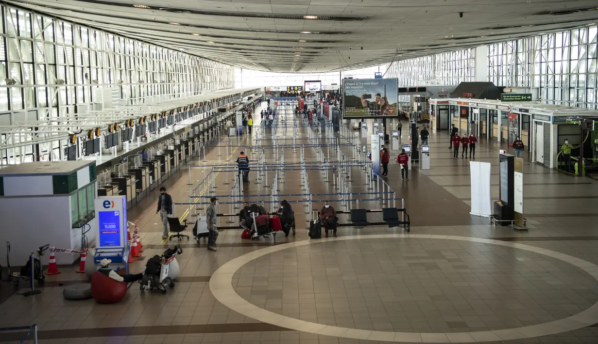 Pemandangan area check-in di Bandara Internasional Arturo Merino Benitez di Santiago setelah Chile menutup perbatasannya, Senin (5/4/2021). Kasus COVID-19 melonjak di Chile meskipun negara tersebut diketahui sebagai salah satu negara dengan proses vaksinasi tercepat di dunia. (MARTIN BERNETTI/AFP)