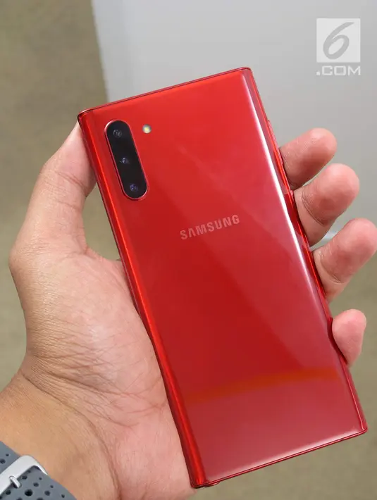 Tampak belakang Samsung Galaxy Note 10 saat diperkenalkan di Barclays Center, Brooklyn, New York, Amerika Serikat, Rabu (7/8/2019). Galaxy Note 10 memiliki layar Dynamic AMOLED berukuran 6,3 inci dengan desain Infinity O berupa cutout di tengah layar atas. (Liputan6.com/Istiarto Sigit Nugroho)