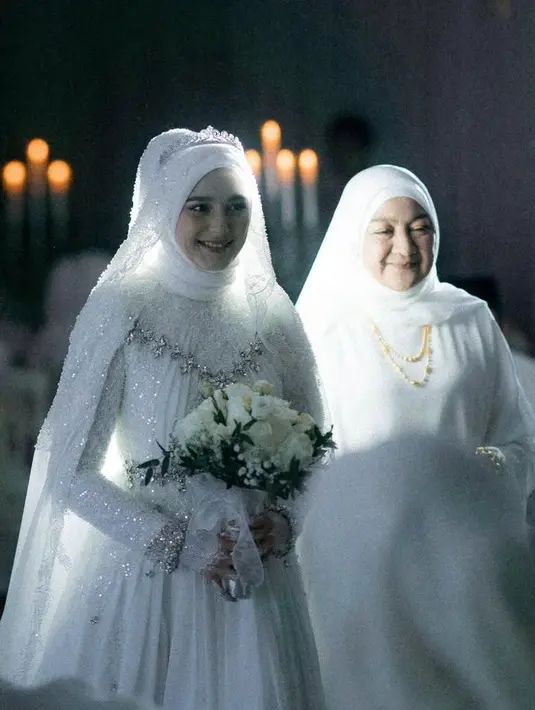 Pernikahan ini tidak hanya menjadi momen bahagia bagi Yasmine dan Khairul, tetapi juga menjadi bukti bahwa cinta sejati selalu menemukan jalannya kembali. Meski baru lima bulan sejak perceraiannya dengan Aditya Zoni, Yasmine terlihat begitu bahagia dan mantap melangkah ke babak baru kehidupannya. [@yxsmine.ow].