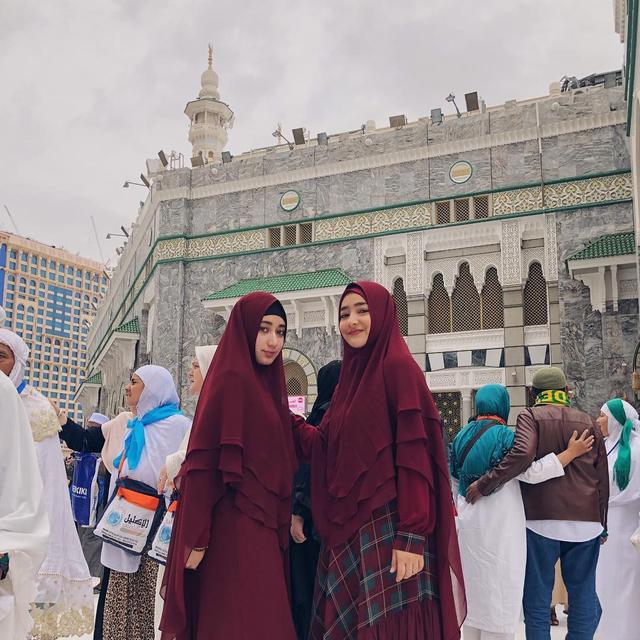 6 Potret Kebersamaan Cindy Fatikasari dan Putri Sulung, Bak Kakak Adik