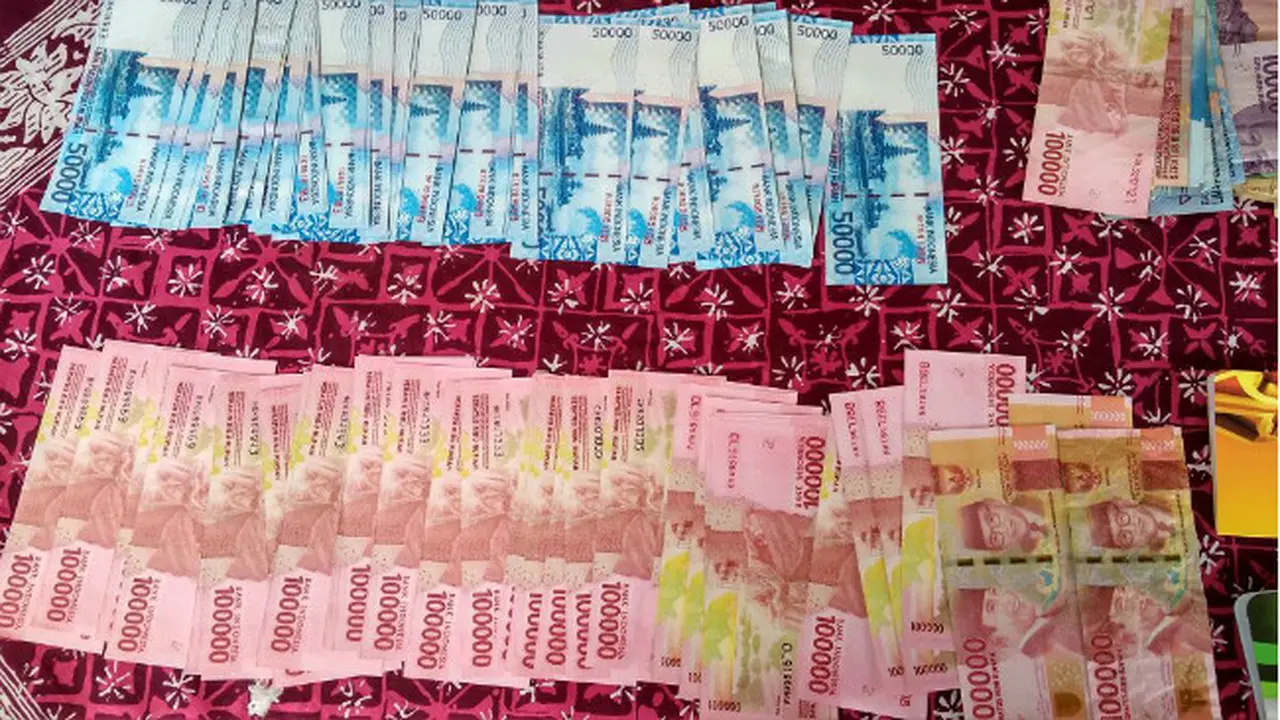 Emak-Emak di Pekalongan Borong Sembako dengan Uang Palsu