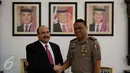 Dubes Yordania untuk RI, Walid Abdel Rahman Jaffal Al-Hadid menyambut kedatangan Wakapolri Komjen Syafruddin di Kedubes Yordania, Jakarta, Senin (28/11). Kedatangan Syafruddin guna meningkatkan kerjasama dalam bidang keamanan. (Liputan6.com/Johan Tallo)