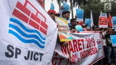 Serikat Pekerja JICT menggelar aksi menutup jalan menuntut Kementerian BUMN segera memutus kontrak Hutchison di JICT yang terindikasi merugikan negara Rp 4,08 triliun di depan gedung Kementerian BUMN, Jakarta, Rabu (13/3). (Liputan6.com/HO/Asri)