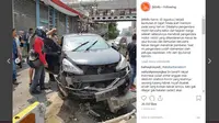 Pengendara mobil Grand Livina hitam dikeroyok massa di kawasan Hayam Wuruk, Jakarta Barat. (Instagram/JKTinfo)