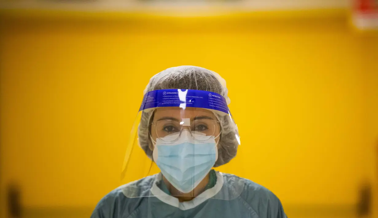 Dokter Elisabetta Teti mengenakan baju alat pelindung diri (APD) saat berjalan sebelum memulai kunjungan putaran pertama di unit COVID-19 sub-intensif Rumah Sakit Poliklinik Tor Vergata, di Roma pada 7 November 2020. (AP Photo/Alessandra Tarantino)