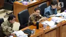 Menteri Kesehatan RI Budi Gunadi Sadikin (tengah) rapat kerja dengan Komisi IX DPR di Gedung Parlemen, Jakarta, Rabu (8/2/2023). Rapat membahas penjelasan strategi percepatan pelaksanaan transformasi kesehatan tahun 2023, strategi percepatan penanganan penyakit tidak menular dan penyakit menular dan pemenuhan tenaga dokter spesialis melalui program Academic Health System (AHS) serta peta jalan lintas sektoral terkait kemandirian obat dan alat kesehatan dalam negeri. (Liputan6.com/Faizal Fanani)