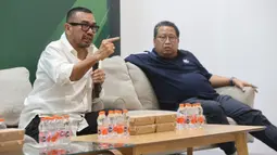 Anggota Exco PSSI, Arya Sinulingga (kiri) berbicara didampingi agen pemain, Muly Munial dalam diskusi Asosiasi Pesepakbola Profesional Indonesia (APPI) dan PSSI Pers di GBK Arena, Jakarta Pusat, Selasa (25/6/2024). (Bola.com/M Iqbal Ichsan)