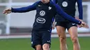 Penyerang Prancis, Antoine Griezmann melakukan tendangan bebas pada sesi latihan di Clairefontaine-en-Yvelines, (3/10/2017). Prancis melakukan persiapan jelang melawan Bulgaria. (AFP/Franck Fife)