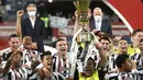 Kiper dan kapten Juventus, Gianluigi Buffon (tengah) mengangkat trofi Coppa Italia 2020/2021 di tengah-tengah rekannya usai mengalahkan Atalanta 2-1 dalam laga final di Mapei Stadium, Rabu (19/5/2021). (AP/Antonio Calanni)