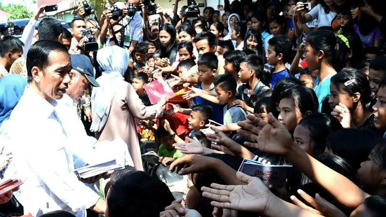 Jokowi Bagikan Sembako di Padang