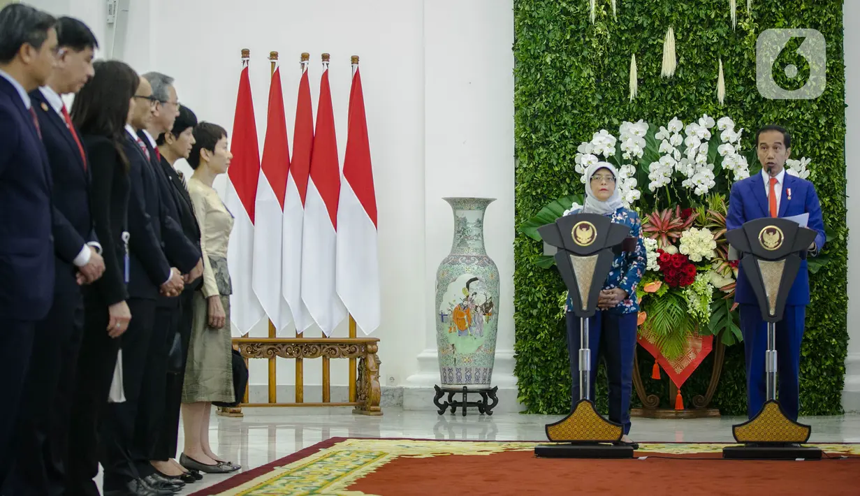 Presiden Joko Widodo (kanan) dan Presiden Singapura, Halimah Yacob melakukan konferensi pers bersama saat kunjungan kenegaraan di Istana Bogor, Jawa Barat, Selasa (4/2/2020). Dalam pertemuan tersebut kedua negara membahas kerjasama terutama dalam sektor bisnis. (Liputan6.com/Faizal Fanani)