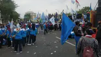 Demonstran dari aliansi serikat buruh se-Jatim menggelar aksi unjuk rasa di kantor Gubernur Jatim yang berlokasi di Jalan Pahlawan, Surabaya, Jatim. (Foto: Liputan6.com/Dian Kurniawan)