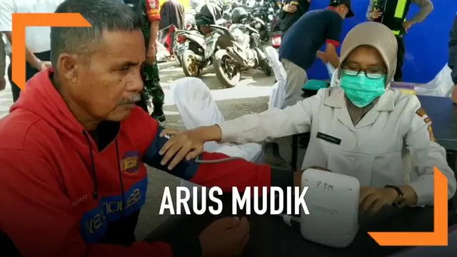 Polisi dan tim kesehatan Dinas perhubungan melakukan tes urin dan tes kesehatan bagi pengemudi bus di terminal Singaparna Tasikmalaya. Petugas banyak sopir bus menderita tekanan darah tinggi. petugas menberikan obat dan melarang sang sopir mengemudi.