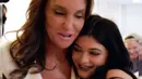 Kendati demikian, Caitlyn sudah menelpon Kylie Jenner untuk mengucapkan selamat dan ia sangat tak sabar untuk bertemu cucunya. (Youtube)